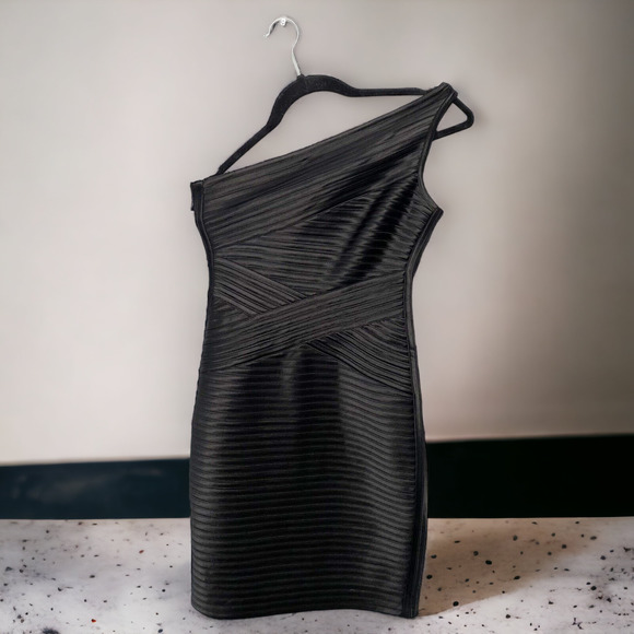 60% OFF) NWT BCBGMaxAzria Mamie Black One Shoulder Bandage Dress 2 MSRP $350 - Picture 4 of 10